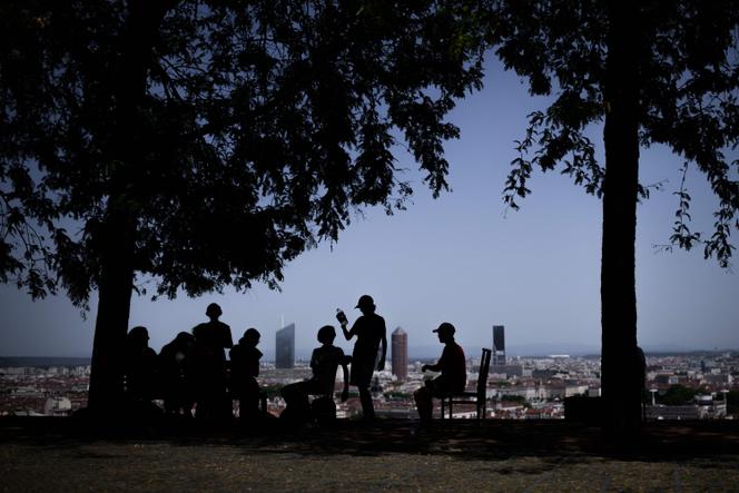 Des personnes s’abritent de la chaleur, à Lyon (Rhône), le 25 juin 2025.