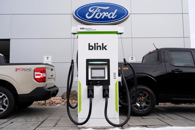 Borne de rechargement de voitures électriques devant un concessionnaire Ford, à Broomfield, Colorado, janvier 2024.