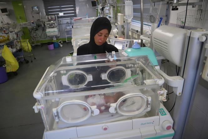 Une mère et son bébé dans un hôpital de Khan Younès, le 19 juin 2025.