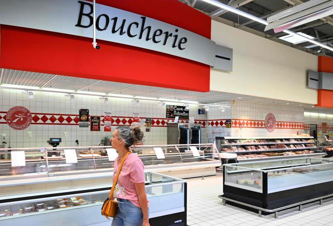 Devant le rayon boucherie, fermé temporairement par décision préfectorale, de l’Intermarché de Gauchy (Aisne), le 23 juin 2025.