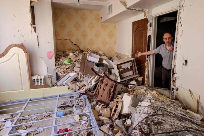 Un habitant montre les destructions dans son immeuble touché par une frappe israélienne dans les jours précédents, à Téhéran, le 25 juin 2025.
