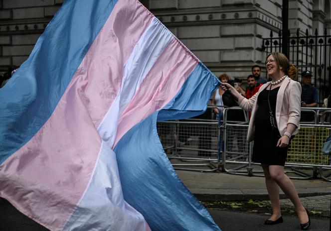 Lors d’un rassemblement de la communauté transgenre contre les directives de la Cour suprême, à Londres, le 25 mai 2025. 