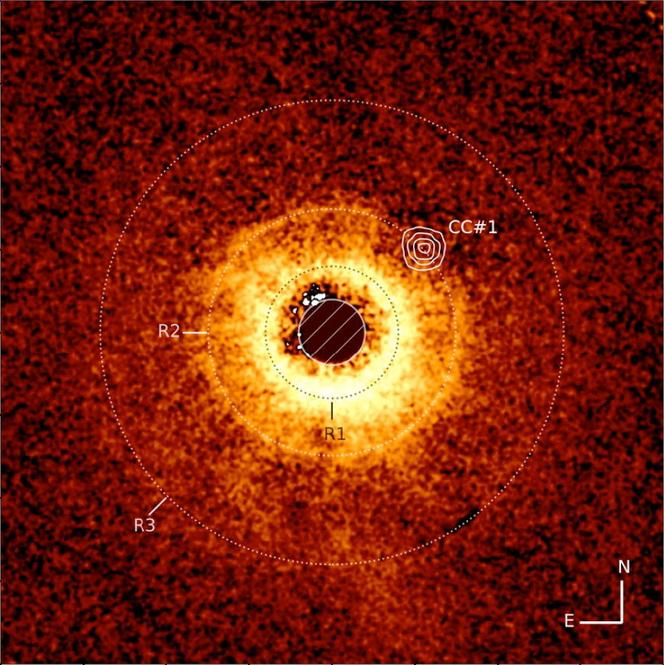 Une image du disque protoplanétaire autour de l’étoile TWA 7, enregistrée à l’aide de l’instrument Sphere du télescope basé au Chili, est présentée le mercredi 25 juin 2025 avec une image superposée capturée par l’instrument MIRI du télescope spatial James-Webb.