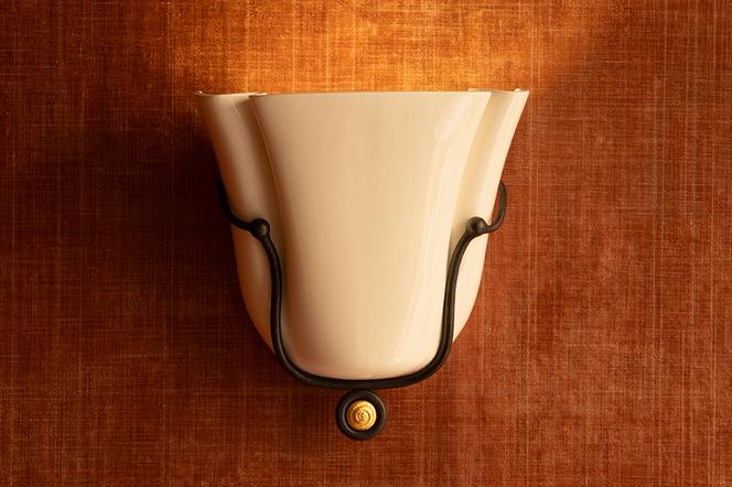 Une applique cosignée par Léa Zeroil lors d’une résidence à la faïencerie de Gien.