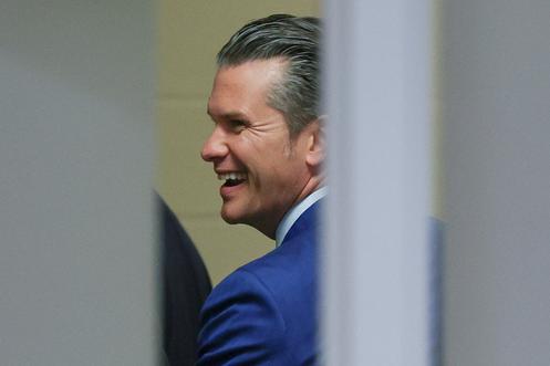 Le secrétaire à la défense américain, Pete Hegseth, à la sortie du Capitole, le 26 juin 2025.