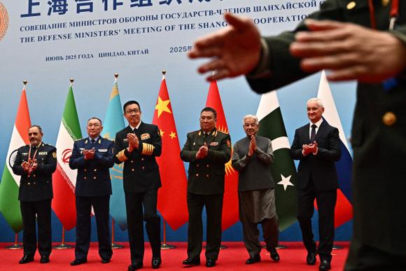 Le ministre de la défense iranien, Amir Nasirzadeh (tout à gauche), le ministre de la défense russe, Andreï Belooussov (tout à droite), et leurs homologues kazakh, chinois, kirghize et pakistanais (de gauche à droite), lors de la réunion des ministres de la défense des Etats membres de l’OCS, à Qingdao, en Chine, le 26 juin 2025.