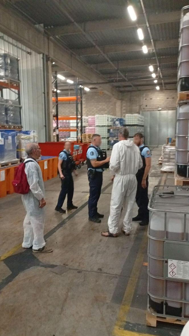 Des activistes des Faucheuses et faucheurs volontaires avec des gendarmes dans l’usine du groupe BASF, à Genay, le 23 juin 2025.