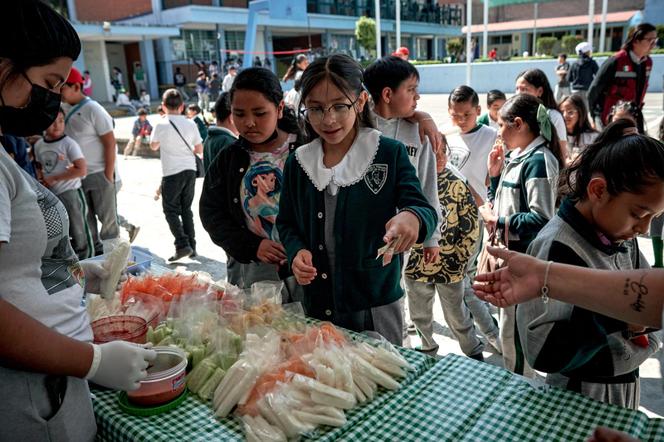 Les élèves de l’école primaire Carlos Maria Bustamante achètent des fruits à l’heure du goûter, à Cuajimalpa de Morelos, à Mexico, le 1er avril 2025. 