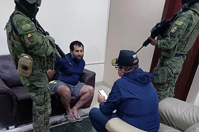 Le narcotrafiquant équatorien Adolfo Macias, alias « Fito », arrêté, face au ministre de l’intérieur, John Reimberg, à Manta, en Equateur, le 25 juin 2025.
