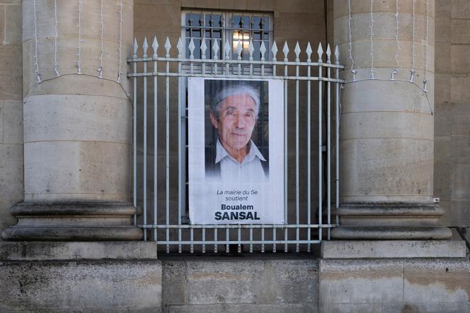 Un portrait de l’écrivain franco-algérien Boualem Sansal, affiché sur la mairie du 5e arrondissement de Paris, le 1er février 2025.