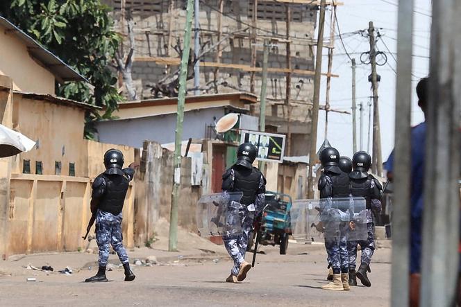 Lors de manifestations contre le pouvoir, des policiers sont déployés à Lomé, la capitale du Togo, le 6 juin 2025.