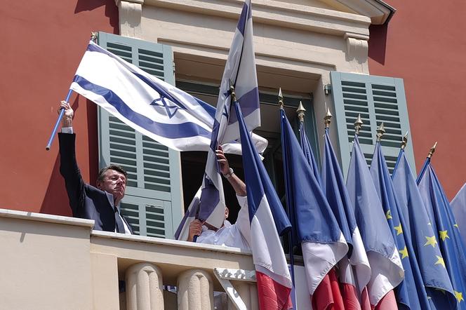 Christian Estrosi enlève les drapeaux israéliens du balcon de la mairie de Nice (Alpes-Maritimes), le 26 juin 2025.