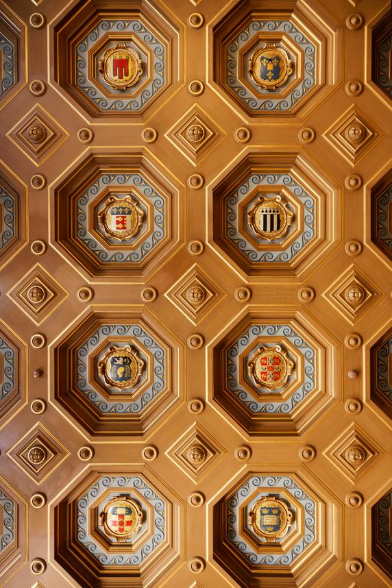Le plafond de la salle de réception de la Maison internationale, où sont sculptés les blasons de chaque maison de la Cité. Paris, le 13 juin 2025.