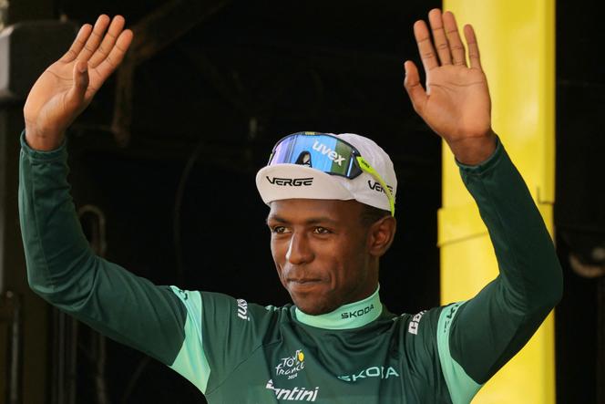 L’Erythréen Biniam Girmay endosse le maillot vert à Gevrey-Chambertin (Côte-d’Or), lors de la 7e étape du Tour de France, le 5 juillet 2024.