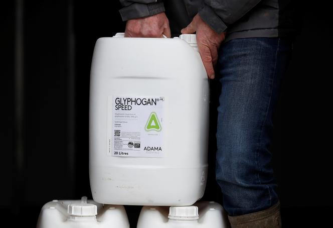 Un bidon de désherbant au glyphosate, chez un agriculteur d’Ouzouer-sous-Bellegarde (Loiret), en 2017.