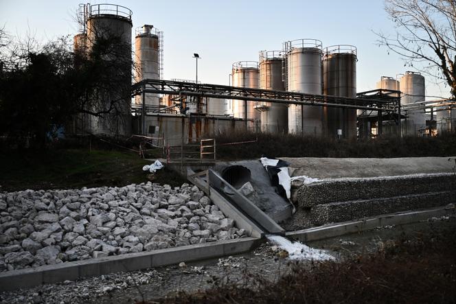 Les silos de l’ancienne usine Miteni, à Trissino, le 6 février 2025.