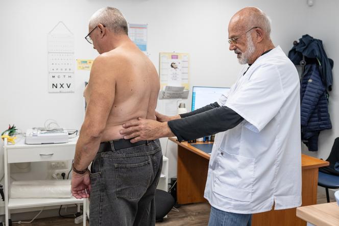 François Dain, médecin généraliste à la retraite, restera toute la semaine dans ce centre médical rural géré par Médecins solidaires, à Chantenay-Saint-Imbert (Nièvre), le 5 novembre 2024.
