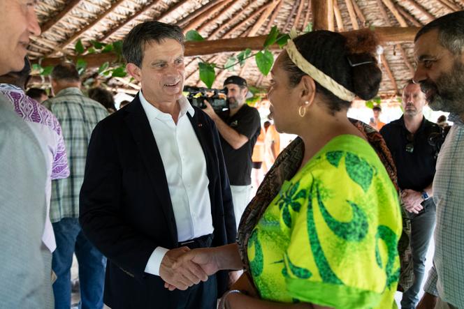 Manuel Valls, ministre des outre-mer, rencontre des membres de la tribu de l’Ouaté, à Pouembout, en Nouvelle-Calédonie, le 1er mai 2025.