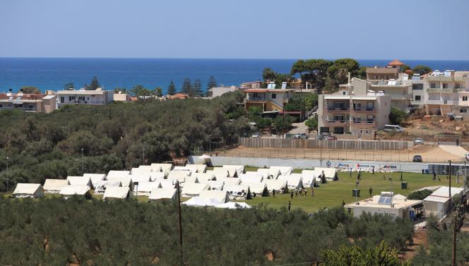 Un camp temporaire de migrants installé sur un terrain de football, dans la région de Rethymno, sur l’île de Crète, en Grèce, le 24 juin 2025.