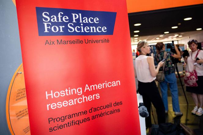 Bannière du programme d’accueil « Safe place for science – Hosting american researchers » ( « Lieu sûr pour la science –accueillir des chercheurs américains ») affichée lors d’une conférence de presse de présentation, au laboratoire d’astrophysique de Marseille, le 26 juin 2025.