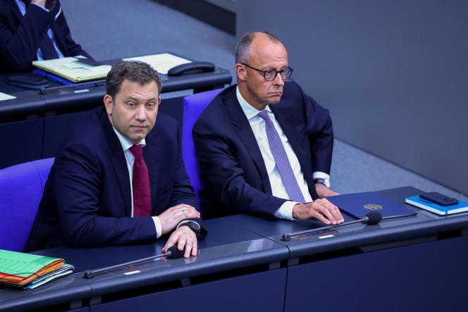 Le ministre des finances, Lars Klingbeil, et le chancelier allemand, Friedrich Merz, assistent à une session du Bundestag, à Berlin, Allemagne, le 24 juin 2025.