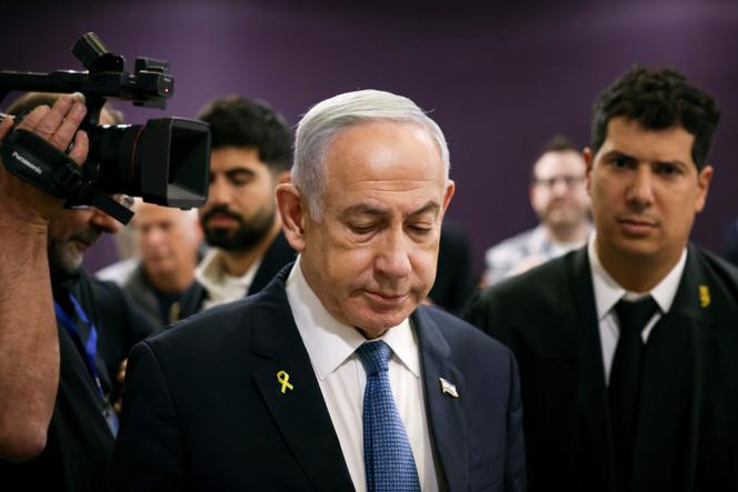 Le premier ministre israélien, Benyamin Nétanyahou, assiste à son procès, où il fait face à des accusations de corruption, au tribunal de district de Tel Aviv, Israël, le 16 décembre 2024.