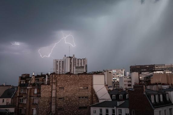 Un éclair dans le ciel parisien, le 25 juin 2025.