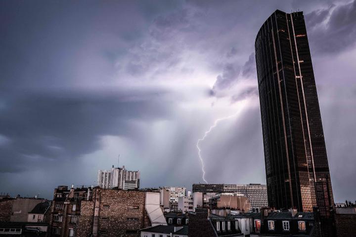 Près de la tour Montparnasse, à Paris, le 25 juin 2025. 
