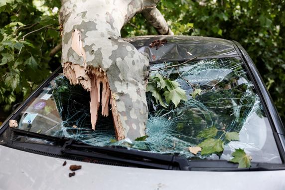 Une voiture endommagée, au lendemain de l’orage qui a frappé Paris, le 26 juin 2025.