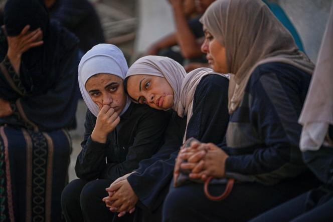 Des Palestiniennes avant l’enterrement d’un proche à l’hôpital Al-Shifa, dans la ville de Gaza, le 26 juin 2025.
