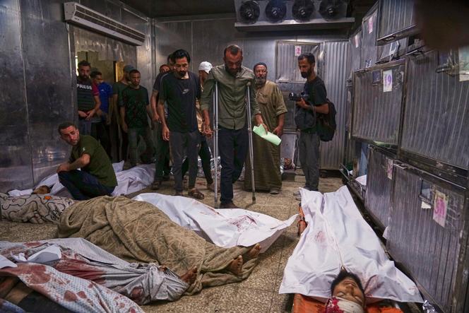 Des Palestiniens identifient les corps des victimes des frappes de l’armée israélienne à la morgue de l’hôpital Al-Shifa dans la ville de Gaza, jeudi 26 juin 2025.