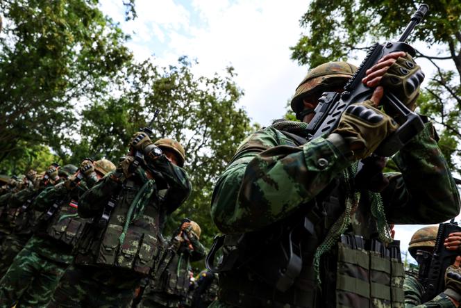 Des soldats thaïlandais lors de la visite de la première ministre dans une ville frontalière entre la Thaïlande et le Cambodge, dans le district d’Aranyaprathet, le 26 juin 2025.