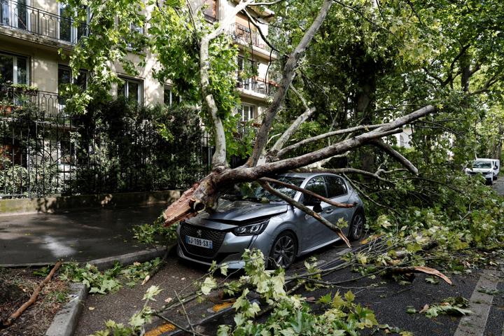 Dans une rue parisienne, le 26 juin 2025.