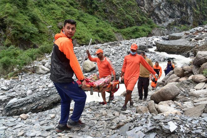 Des membres de la force d’intervention de l’Etat en cas de catastrophe transportent un corps, un jour après que des pluies torrentielles eurent provoqué une crue soudaine dans la région, près de Dharamshala, en Inde, le jeudi 26 juin 2025.