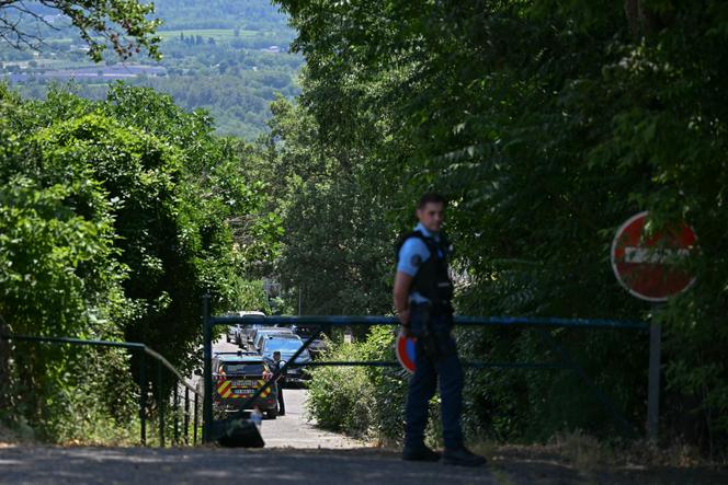 Des gendarmes français sécurisent un périmètre près du site d’une fusillade mortelle, lors d’un mariage, à Goult (Vaucluse), le 22 juin 2025.