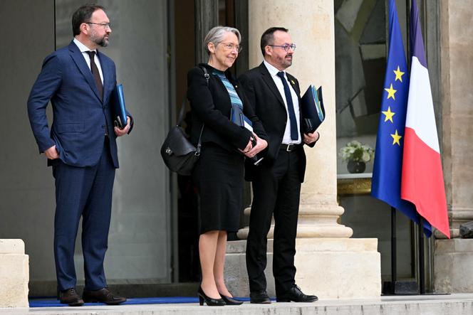 La ministre de l’éducation nationale, de l’enseignement supérieur et de la recherche, Elisabeth Borne, et le ministre chargé de la santé et de l’accès aux soins, Yannick Neuder (à droite), à Paris, le 12 mars 2025.