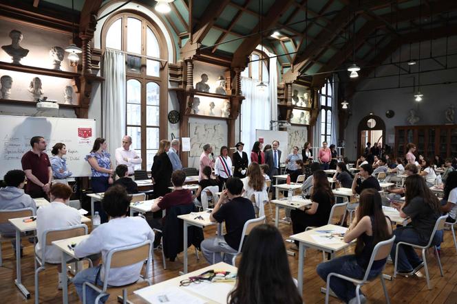 La ministre de l’éducation nationale, Elisabeth Borne, lors d’une visite dans le collège Chaptal, à Paris, le 26 juin 2025. 