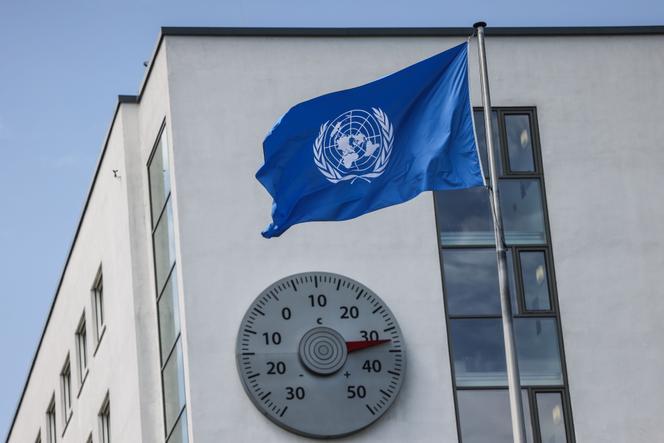 Le thermomètre du bâtiment de la convention-cadre des Nations unies sur le changement climatique affiche 32 °C lors des négociations climatiques intermédiaires, le 25 juin 2025 à Bonn, Allemagne.
