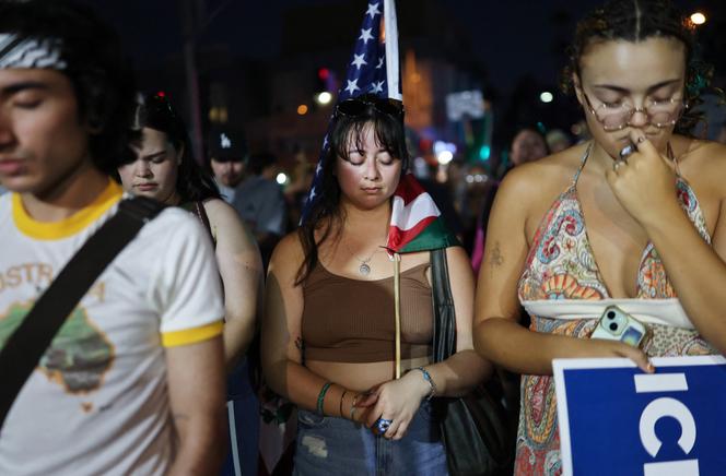 Des manifestants se rassemblent pour une veillée après une intervention matinale de l’ICE à Pasadena, en Californie, le 18 juin 2025.