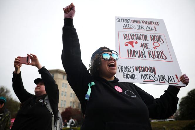 Lors d’un rassemblement en faveur de l’ONG Planned Parenthood, devant la Cour suprême américaine, à Washington, le 2 avril 2025.