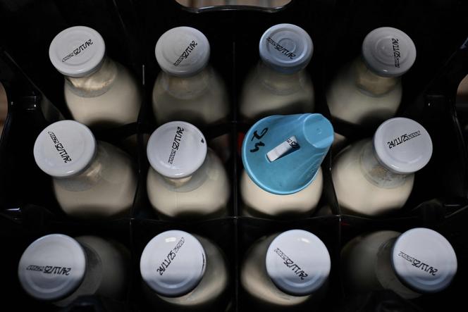 Des bouteilles de lait, à Mérignac (Gironde), en juin 2025.
