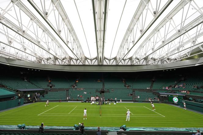 Novak Djokovic (solda) ve Carlos Alcaraz (sağda), 26 Haziran 2025'te Londra'da Wimbledon Şampiyonası'nın başlamasından önce All England Lawn Tennis and Croquet Club'ın Centre Court'unda yapılan bir antrenman sırasında.