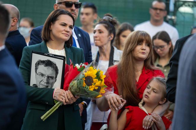 La militante de l’opposition biélorusse, Svetlana Tsikhanovskaïa, tient un portrait d’Andrzej Poczobut, journaliste emprisonné du journal polonais « Gazeta Wyborcza » et représentant de la minorité polonaise en Biélorussie, lors d’un rassemblement organisé par la diaspora biélorusse à Varsovie, en Pologne, le 26 juin 2025.