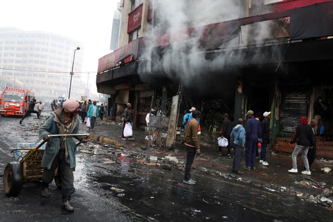 Des locaux commerciaux ont brûlé, le 26 juin 2025 dans le centre de Nairobi (Kenya), lors des manifestations en hommage aux victimes du mouvement citoyen de 2024.