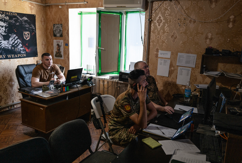 Des soldats ukrainiens pilotent des drones depuis une salle de commandement installée près du front de Pokrovsk (Ukraine), le 9 juin 2025.