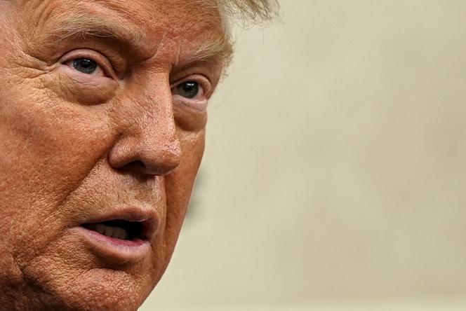 O presidente dos EUA, Donald Trump, fala durante uma reunião com a República Democrática do ministro das Relações Exteriores do Congo, Therese Kayikwamba Wagner, e o ministro das Relações Exteriores de Ruanda, Olivier Nduhungirehe, no Salão Oval da Casa Branca, em Washington DC, 27 de junho de 2025.