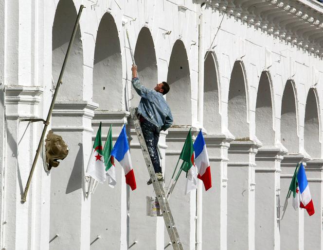 Une rue d’Alger fraîchement repeinte et décorée de drapeaux algériens et français, à la veille d’une visite officielle de trois jours du président français Jacques Chirac, à Alger, le 1er mars 2003.