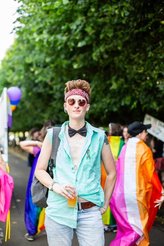 Agathe, 34 ans, participe à la Marche des fiertés, à Auxerre, le 14 juin 2025.