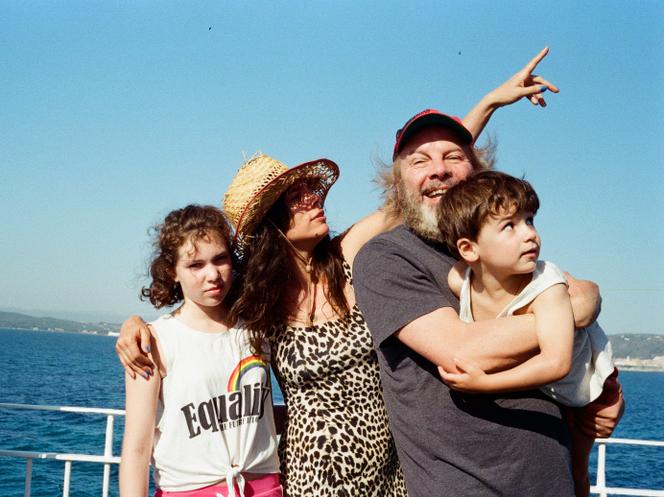 Bérénice Vernet (Claudine), Sophie Letourneur (Sophie), Philippe Katerine (Jean-Philippe) et Esteban Melero (Raoul) dans « L’Aventura », de Sophie Letourneur.