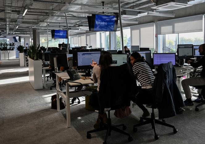 Des employés du service client de Booking.com, à Tourcoing (Nord), le 4 octobre 2019.